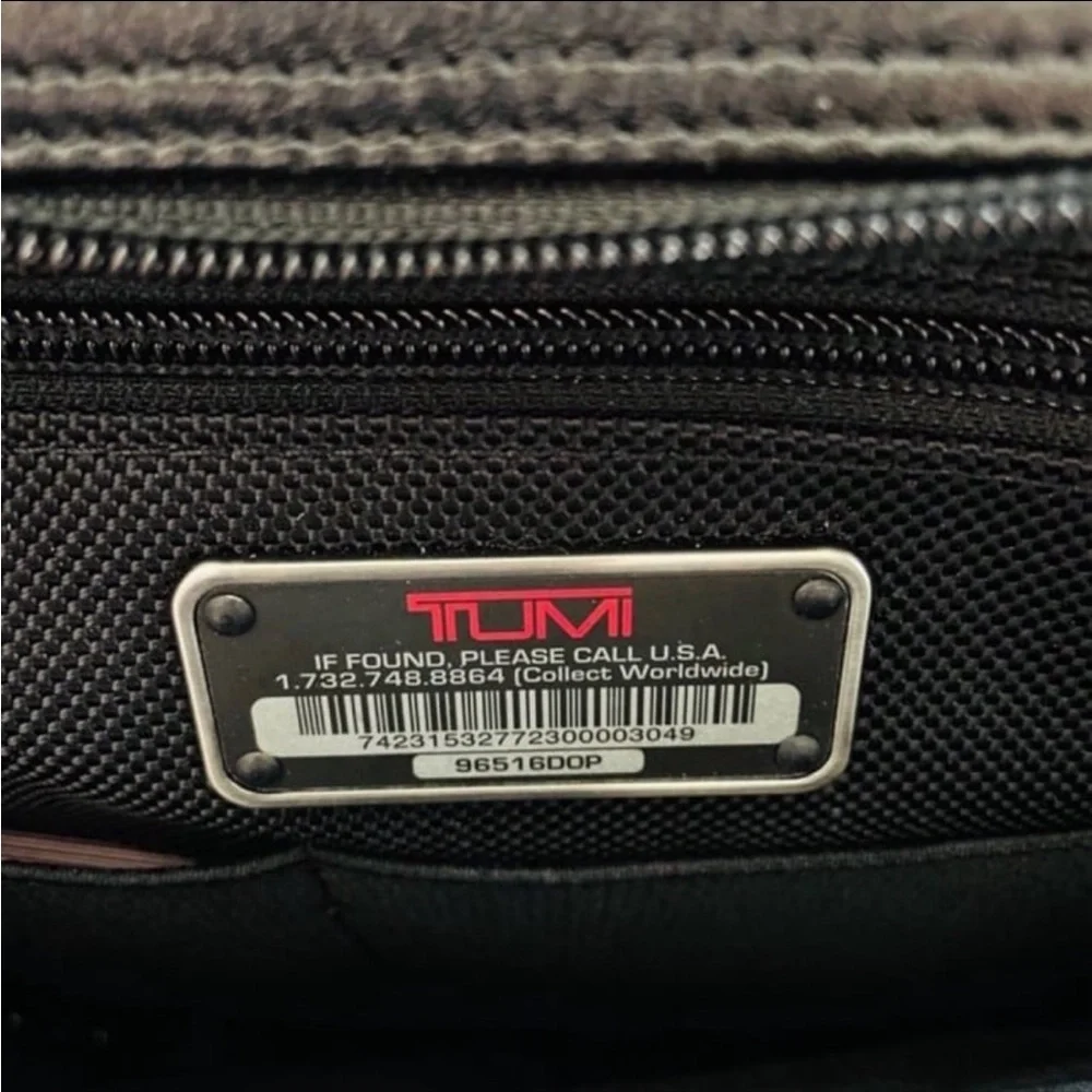 LIKE NEW - Tumi Alpha 2 T-Pass Medium Screen Laptop Slim Leather